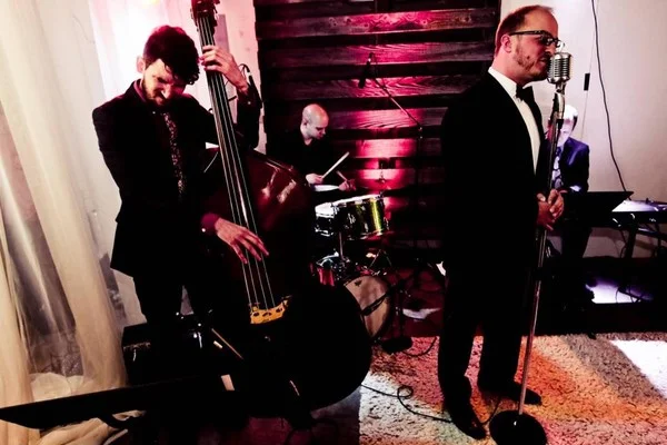 Live band cocktail hour